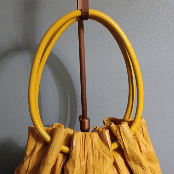 Beckon yellow leather pleated bag - Picture 2 of 10